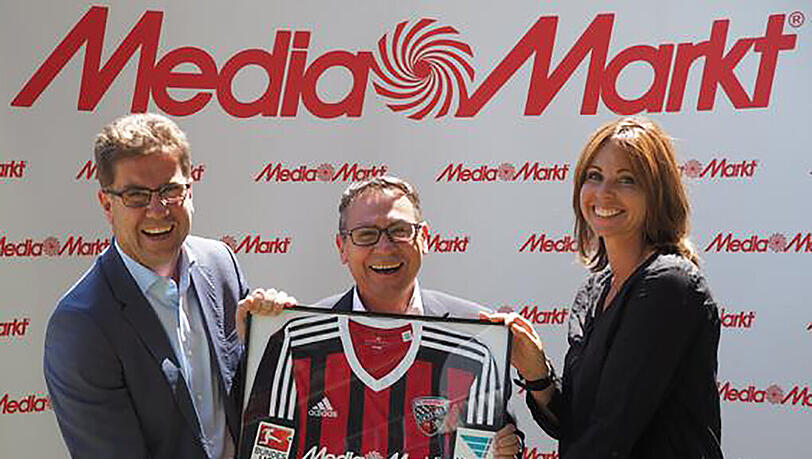 Der FC Ingolstadt präsentiert mit Mediamarkt seinen neuen Trikotsponsor. Der FC Ingolstadt präsentiert mit Mediamarkt seinen neuen Trikotsponsor.