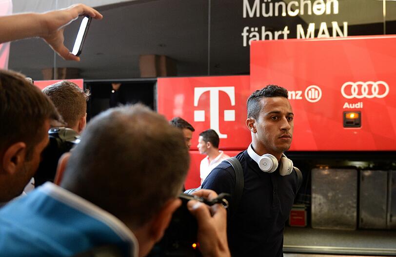 Der FC Bayern bei der Ankunft in Athen.