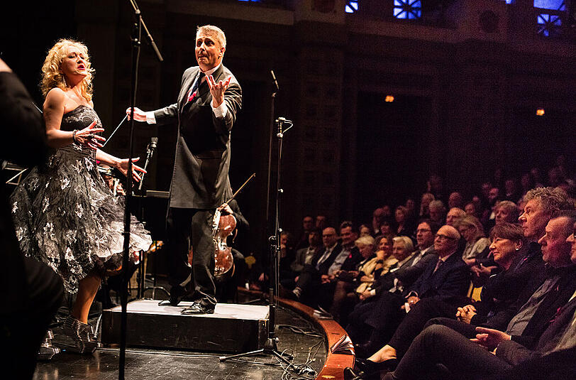 Simone Kermes singt italienische Belcanto-Arien, Alexander Liebreich dirigiert und in der ersten Reihe hört Schirmherr Dieter Reiter im Prinzregententheater gebannt zu.