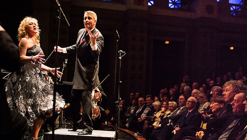 Simone Kermes singt italienische Belcanto-Arien, Alexander Liebreich dirigiert und in der ersten Reihe hört Schirmherr Dieter Reiter im Prinzregententheater gebannt zu. Simone Kermes singt italienische Belcanto-Arien, Alexander Liebreich dirigiert und in der ersten Reihe hört Schirmherr Dieter Reiter im Prinzregententheater gebannt zu.