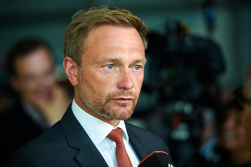 Christian Lindner, Fraktionsvorsitzender der FDP im Bundestag, spricht nach einer Sitzung seiner Fraktion mit Journalisten.