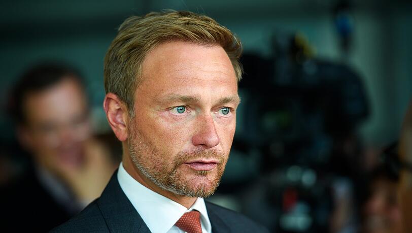 Christian Lindner, Fraktionsvorsitzender der FDP im Bundestag, spricht nach einer Sitzung seiner Fraktion mit Journalisten. Christian Lindner, Fraktionsvorsitzender der FDP im Bundestag, spricht nach einer Sitzung seiner Fraktion mit Journalisten.