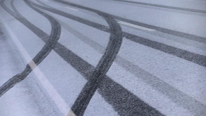 Reifenspuren auf einer verschneiten Straße im Allgäu. (Symbolbild) Reifenspuren auf einer verschneiten Straße im Allgäu. (Symbolbild)