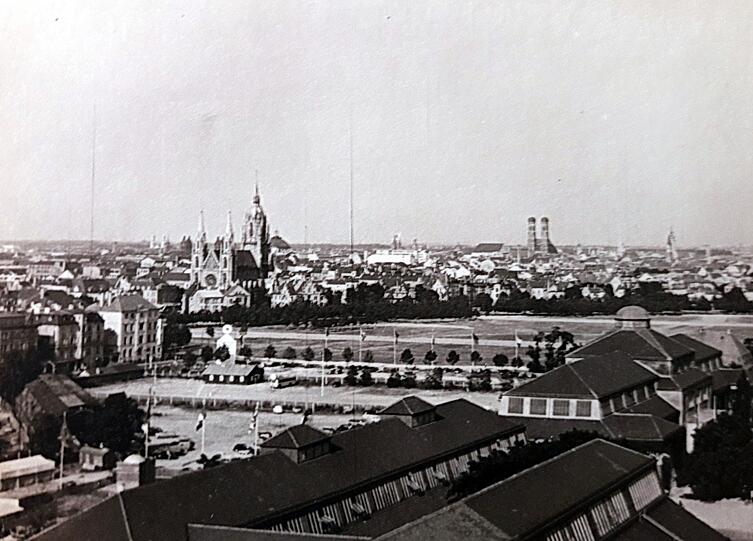 Juli 1952: Blick auf die alten Messehallen und die Theresienwiese.