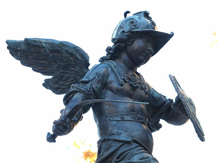 Das Schwert der Putte an der Mariensäule ist verbogen.