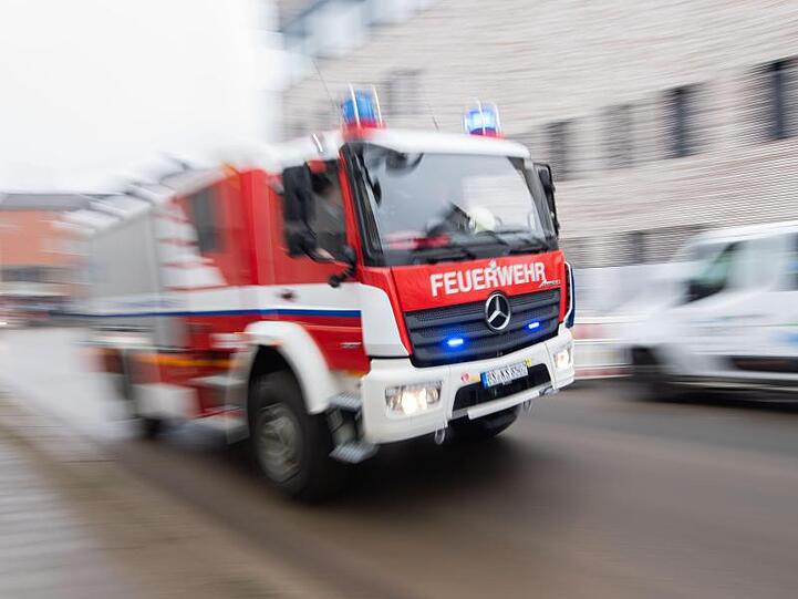 Ein Fahrzeug der Feuerwehr. Foto: Julian Stratenschulte/dpa/Symbolbild