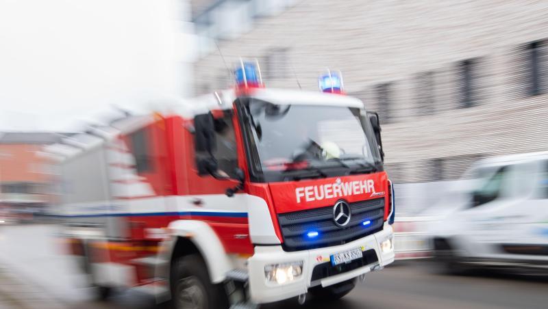 Ein Fahrzeug der Feuerwehr. Foto: Julian Stratenschulte/dpa/Symbolbild Ein Fahrzeug der Feuerwehr. Foto: Julian Stratenschulte/dpa/Symbolbild