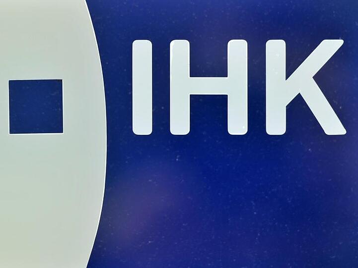 Das Logo der Industrie und Handelskammer (IHK). Foto: Hendrik Schmidt/dpa-Zentralbild/dpa/Archivbild