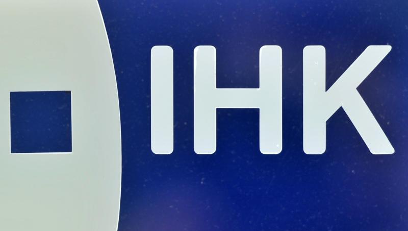 Das Logo der Industrie und Handelskammer (IHK). Foto: Hendrik Schmidt/dpa-Zentralbild/dpa/Archivbild Das Logo der Industrie und Handelskammer (IHK). Foto: Hendrik Schmidt/dpa-Zentralbild/dpa/Archivbild