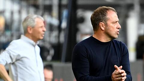 Treffen im Bundesliga-Gipfel mit ihren Teams aufeinander: Bayern-Coach Hansi Flick (r) und Dortmunds Lucien Favre.