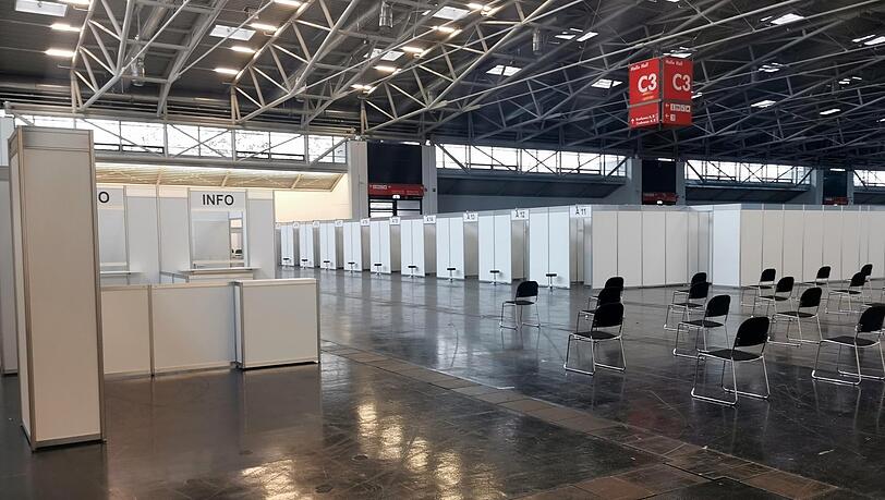 So sieht das Impfzentrum auf der Messe in Riem aus - betrieben von der Aicher Ambulanz.