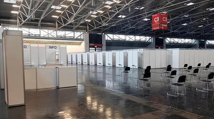 So sieht das Impfzentrum auf der Messe in Riem aus - betrieben von der Aicher Ambulanz.