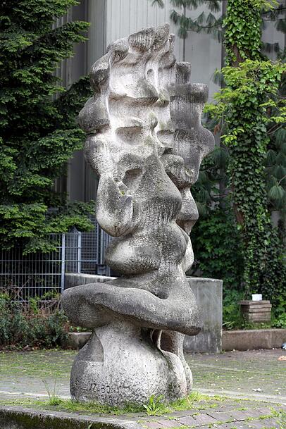Kunst am Fuchsbau: die Steinplastik des Bildhauers Lászlo Szabó. Kunst am Fuchsbau: die Steinplastik des Bildhauers Lászlo Szabó.
