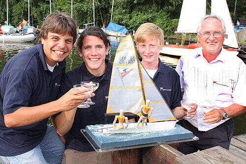 Sekt für die Sieger: Jugendleiter Günther Schlegel freut sich mit den deutschen Meistern Simon Woop und Jens Thoma sowie Yachtklub-Präsident Peter Hertlein (v.l.).