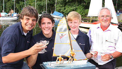 Sekt für die Sieger: Jugendleiter Günther Schlegel freut sich mit den deutschen Meistern Simon Woop und Jens Thoma sowie Yachtklub-Präsident Peter Hertlein (v.l.).
