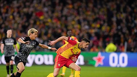Ritsu Doan (l) und der SC Freiburg wollen gegen Lens bestehen.