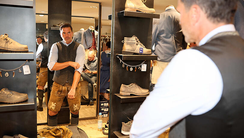 Coach Patrick Glöckner bekam jüngst eine Löwen-Lederhose. Coach Patrick Glöckner bekam jüngst eine Löwen-Lederhose.