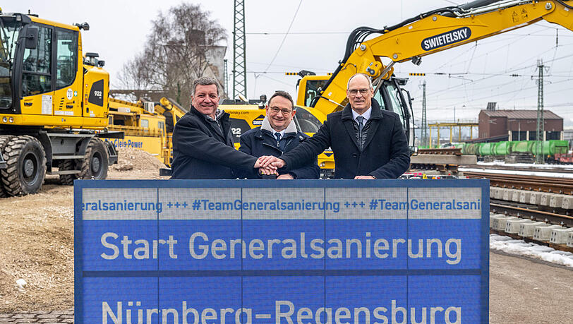 Christian Bernreiter, Bayerns Verkehrsminister (l-r, CSU), Ulrich Lange (CSU), Parlamentarischer Staatssekret&auml;r beim Bundesverkehrsminister, und Gerd-Dietrich Bolte, Vorstand f&uuml;r Infrastrukturprojekte und -planung bei DB InfraGO, beim Start f&uuml;r die Generalsanierung der Bahnstrecke N&uuml;rnberg-Regensburg.