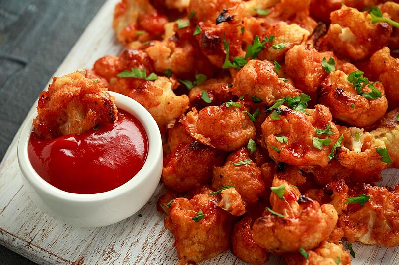 Eine vegane Alternative zu Chicken-Wings sind Cauliflower Wings - und zudem sehr gesund. F&uuml;r dieses Finger-Food teilt man den Blumenkohl in kleine St&uuml;cke, paniert diese in einem Teig aus Kichererbsenmehl, Pflanzenmilch, Knoblauch, Paprika, Salz und Pfeffer. Nach 20 Minuten im Ofen mit Barbecue-Sauce bepinseln und f&uuml;r weitere 15 Minuten knusprig backen.