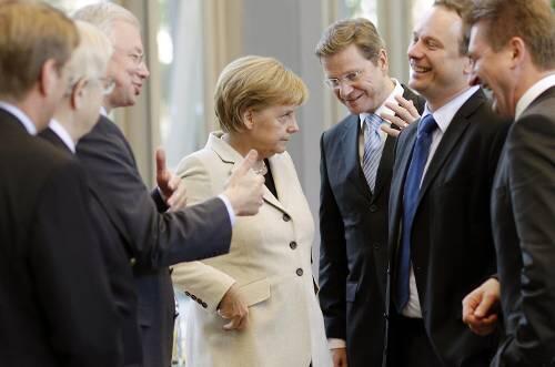 Und immer schön lächeln, auch wenn die Chefin mal böse guckt: Bayerns Finanzminister Fahrenschon (2.v.r.) muss an der ungezwungenen Mimik noch arbeiten.
