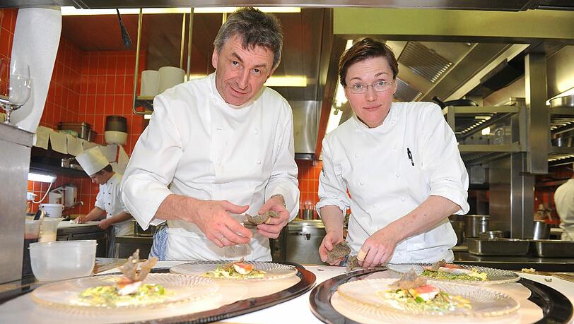 Tantris-Küchenchef Hans Haas (hier mit Sous-Chefin Sigi Schelling) bekommt keinen Abschied mehr. Tantris-Küchenchef Hans Haas (hier mit Sous-Chefin Sigi Schelling) bekommt keinen Abschied mehr.