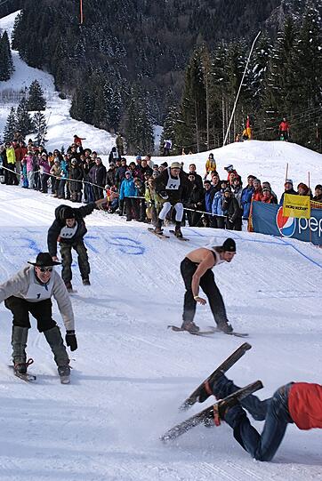 Mutige Fassdauben-Fahrer stürzen sich den Jaudenhang in Lenggries hinunter. Perfektes Bergwetter, gute Stimmung und Freibier machten die Veranstaltung zu einem gelungenen Event.