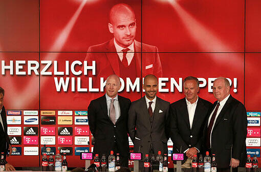 "Grüß Gott in München." Pep Guardiola mit Matthias Sammer (l.) Vorstandsvorsitzendem Karl Heinz Rummenigge (2.v..r) und Präsident Uli Hoeness.
