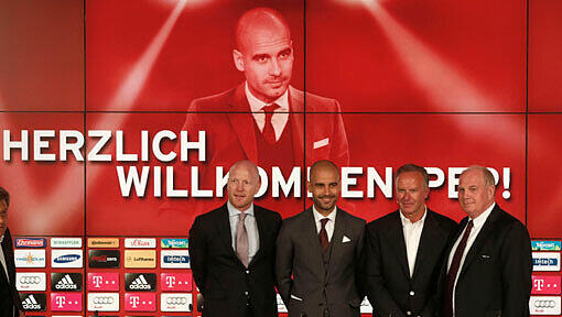 "Grüß Gott in München." Pep Guardiola mit Matthias Sammer (l.) Vorstandsvorsitzendem Karl Heinz Rummenigge (2.v..r) und Präsident Uli Hoeness. "Grüß Gott in München." Pep Guardiola mit Matthias Sammer (l.) Vorstandsvorsitzendem Karl Heinz Rummenigge (2.v..r) und Präsident Uli Hoeness.