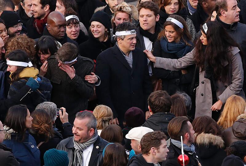Tränen, Wut, grenzenlose Trauer: Angehörige und Freunde beim Solidaritätsmarsch gegen den Terror und im Gedenken an die 12 Opfer der Anschläge und Geiselnahmen in Paris. Die bewegenden Bilder...