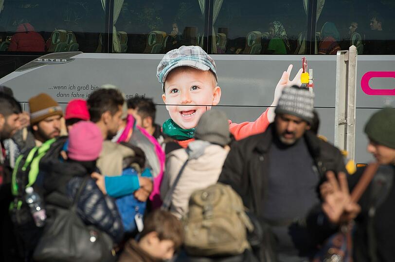 Der Zustrom von Flüchtlingen an der österreichisch-deutschen Grenze reißt nicht ab.