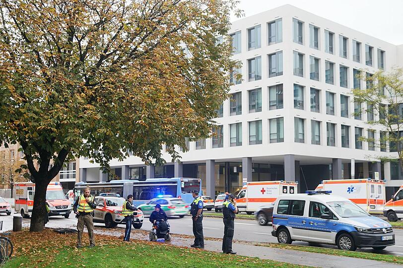 Die Bilder vom Polizeieinsatz nach der Messerattacke am Rosenheimer Platz.