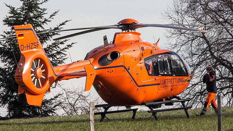 Ein Rettungshubschrauber kam, um den Schwerverletzten ins Krankenhaus zu bringen - doch für das Unfallopfer kam jede Hilfe zu spät.