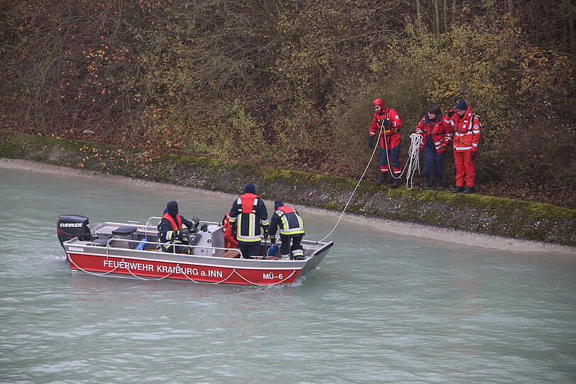 In Pürten bei Waldkraiburg wurde am Freitagmorgen ein Auto im Inn treibend gesichtet. Die Bilder vom Einsatz.