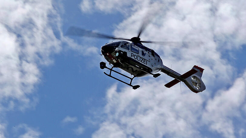 Mit einem Helikopter suchte die Polizei nach dem bewaffneten Mann. (Symbolfoto)