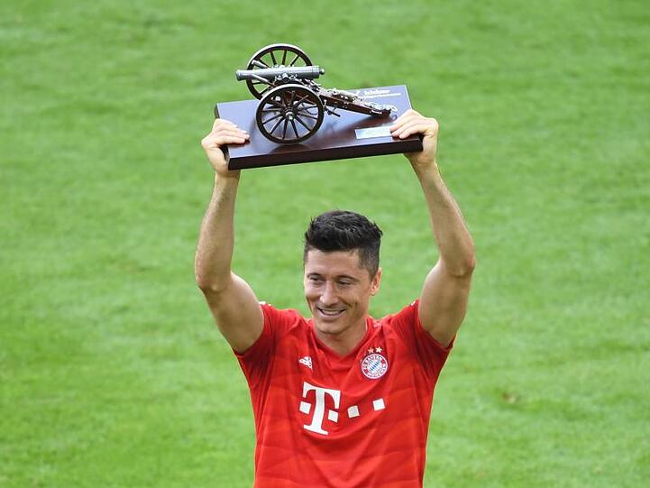 Bayerns Robert Lewandowski ist zum vierten Mal Torschützenkönig und hält die Trophäe Torjägerkanone in den Händen. Foto: Sven Hoppe