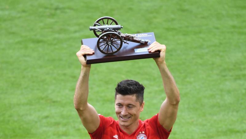 Bayerns Robert Lewandowski ist zum vierten Mal Torschützenkönig und hält die Trophäe Torjägerkanone in den Händen. Foto: Sven Hoppe Bayerns Robert Lewandowski ist zum vierten Mal Torschützenkönig und hält die Trophäe Torjägerkanone in den Händen. Foto: Sven Hoppe