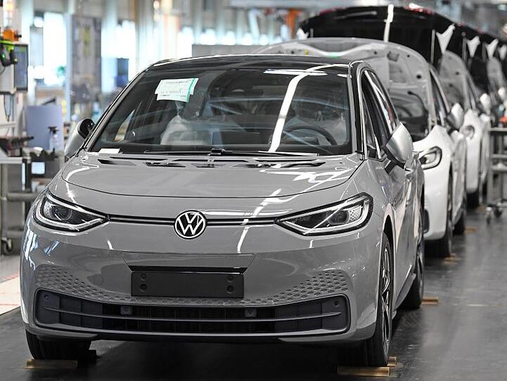 Fast fertige ID.3 laufen im Fahrzeugwerk von VW in Zwickau durch die Endmontage.