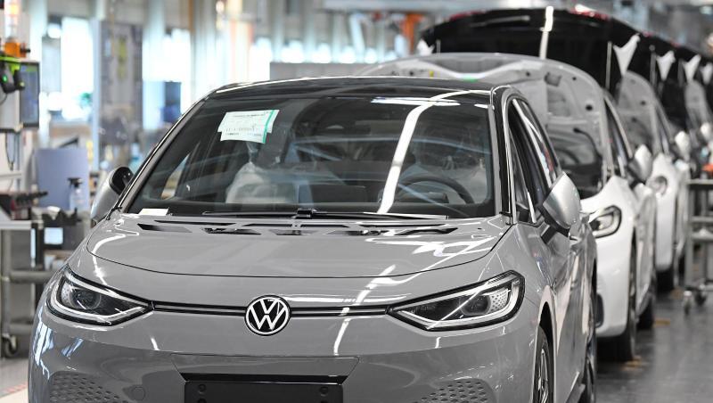 Fast fertige ID.3 laufen im Fahrzeugwerk von VW in Zwickau durch die Endmontage. Fast fertige ID.3 laufen im Fahrzeugwerk von VW in Zwickau durch die Endmontage.