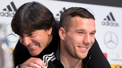 Verbrachten viele Jahre im DFB-Team miteinander: Bundestrainer Joachim Löw (l) und Lukas Podolski.