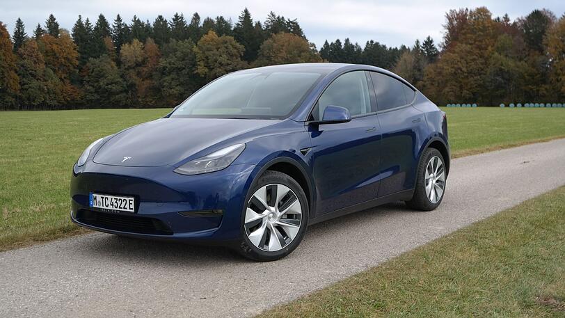 Im Windkanal geschliffen: Auch die strömungsgünstige Karosserie trägt zu den günstigen Verbrauchswerten des Tesla Model Y bei.