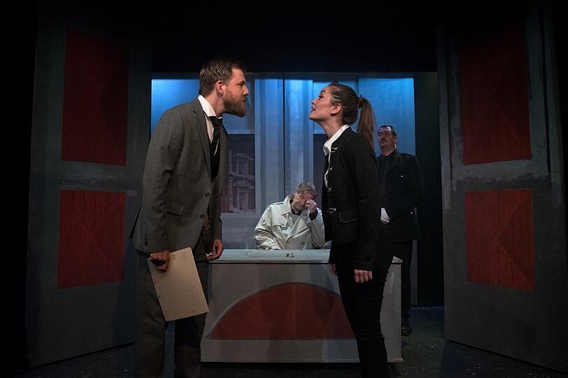Chief Inspector Larry Holt (Martin Schülke) hat in Diana Ward (Julia Gröbl) eine anstrengende neue Assistentin.