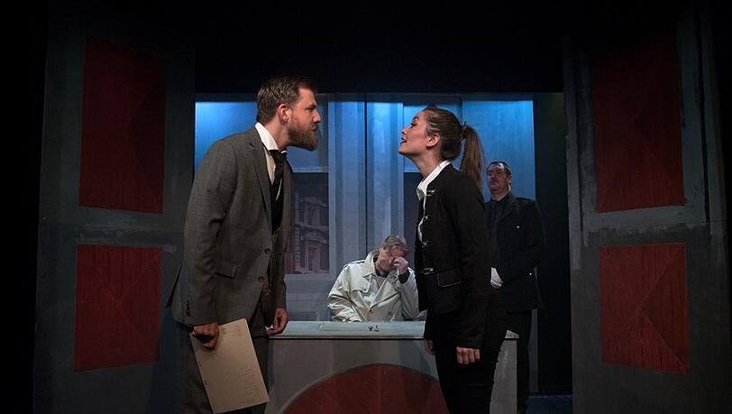 Chief Inspector Larry Holt (Martin Schülke) hat in Diana Ward (Julia Gröbl) eine anstrengende neue Assistentin. Chief Inspector Larry Holt (Martin Schülke) hat in Diana Ward (Julia Gröbl) eine anstrengende neue Assistentin.
