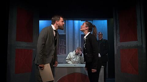 Chief Inspector Larry Holt (Martin Schülke) hat in Diana Ward (Julia Gröbl) eine anstrengende neue Assistentin.