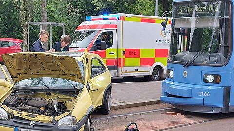 Das von der Tram 37 beschädigte Auto ist an der Seite eingedrückt.