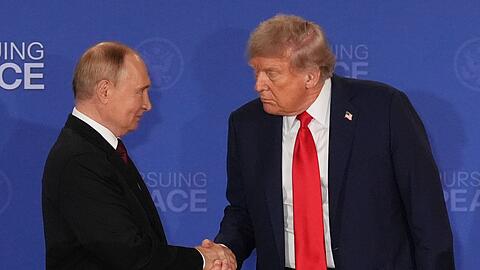 Der Kreml sieht noch viel Klärungsbedarf vor einem neuen Gipfel des russischen Präsidenten Wladimir Putin mit US-Präsident Donald Trump. (Archivbild)