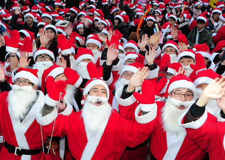 "Stiiiii-hiilllle Naaacht": In Süd Korea singt ein ganzes Nikolaus-Heer für die Armen.