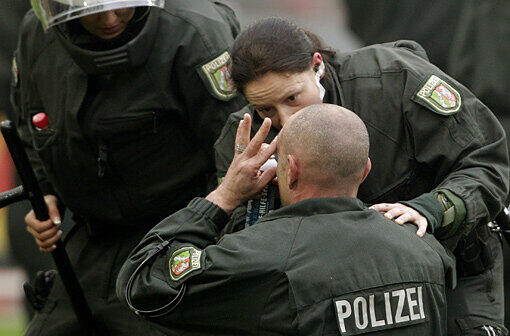 Ein Polizist wird nach einer Tränengasattacke behandelt.
