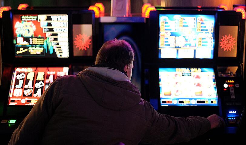 Seit Anfang März sollen die Verdächtigen vier Spielhallen in Nürnberg und eine im unterfränkischen Marktheidenfeld überfallen haben (Symbolbild).