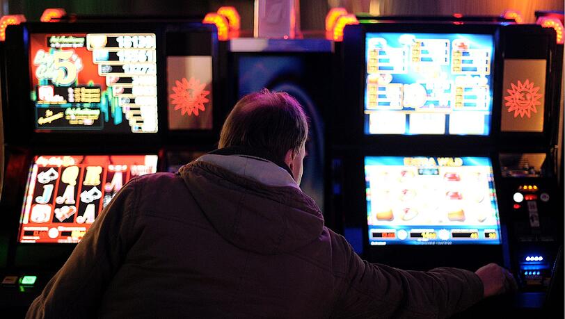 Seit Anfang März sollen die Verdächtigen vier Spielhallen in Nürnberg und eine im unterfränkischen Marktheidenfeld überfallen haben (Symbolbild). Seit Anfang März sollen die Verdächtigen vier Spielhallen in Nürnberg und eine im unterfränkischen Marktheidenfeld überfallen haben (Symbolbild).