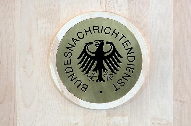 Das Logo des Bundesnachrichtendienstes an der Nordbebauung der Zentrale des BND.